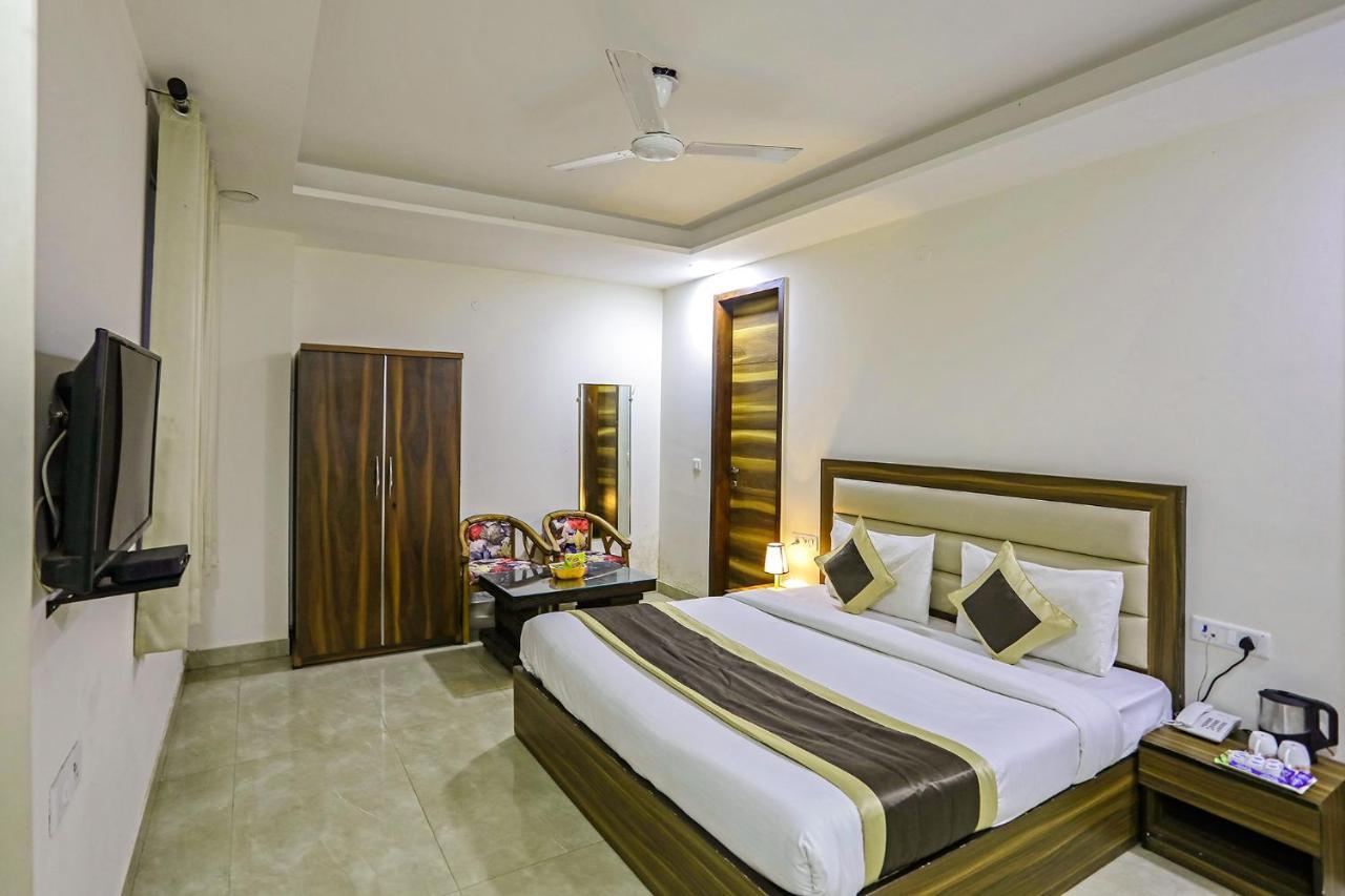 Fabhotel White House Bnb - Nr Yashobhoomi Convention Centre Delhi  Exterior photo
